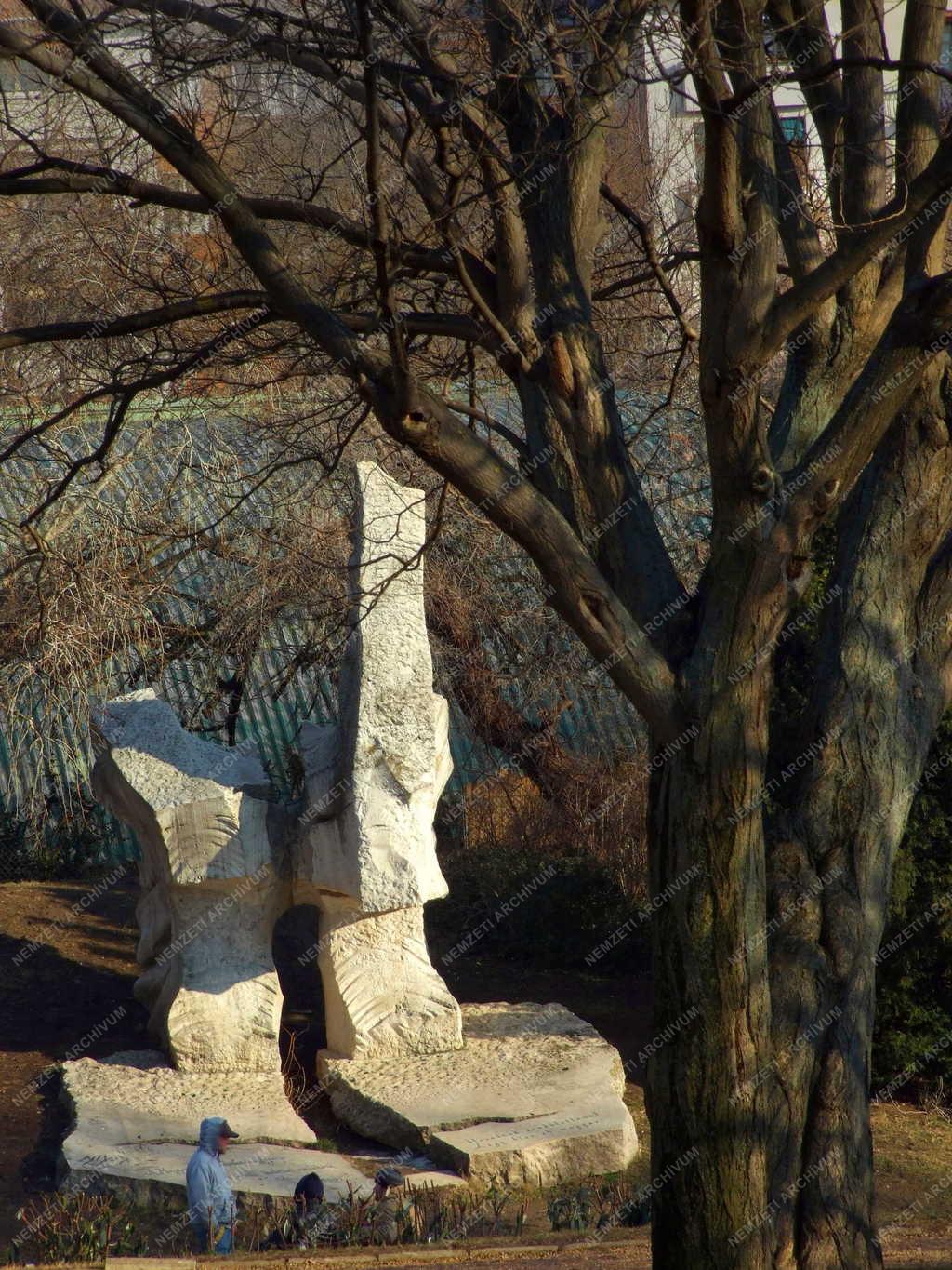 Táj, város - Budapest - Köztéri szobor  