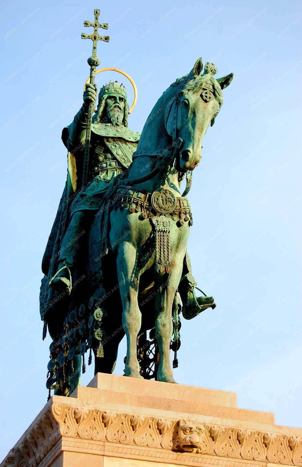 Szent István király lovasszobra