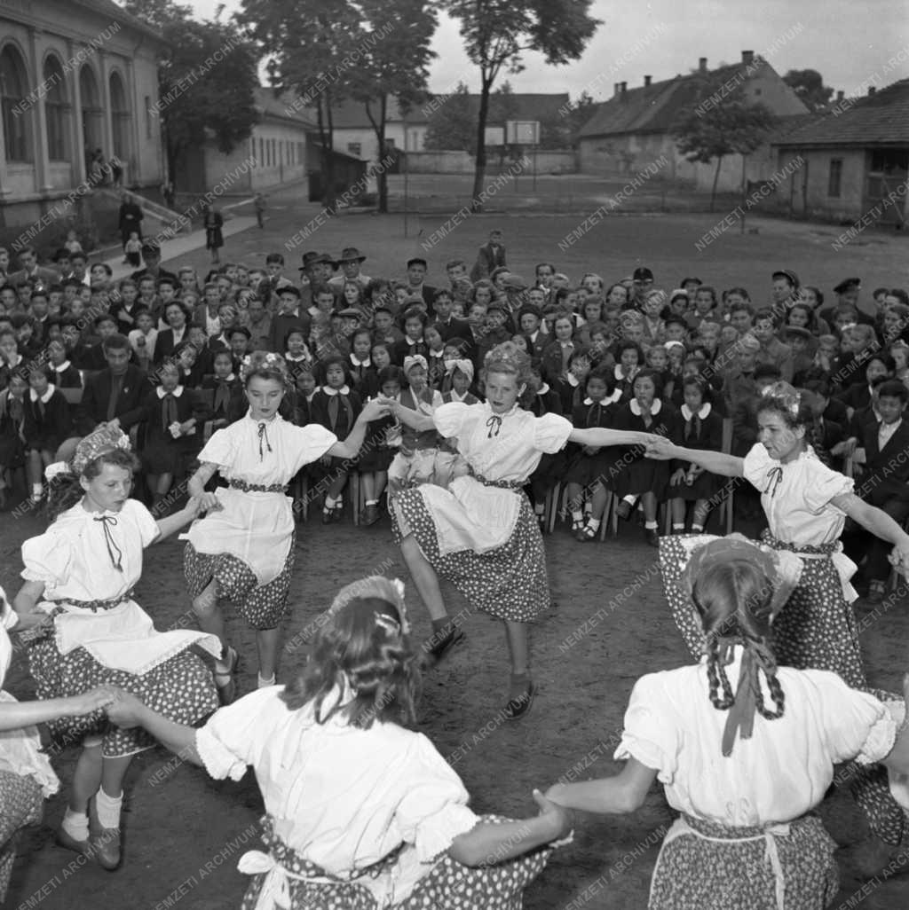 Oktatás - Koreai gyermekek látogatása a Soroksári úttörőknél 