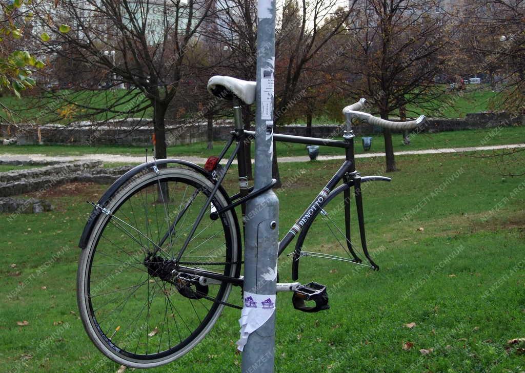 Humor - Budapest - Lámpaoszlophoz lakatolt kerékpár