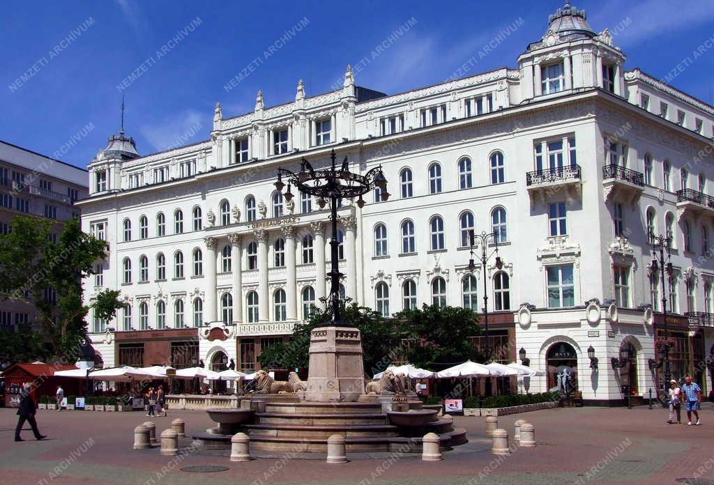 Épület - Budapest - A Gerbaud-ház a Vörösmarty téren