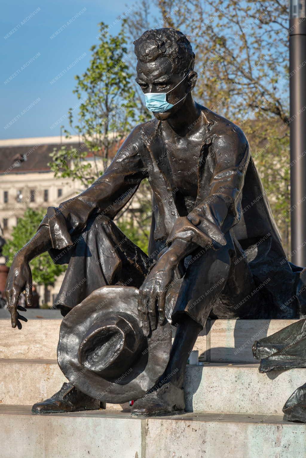 Kultúra - Járvány - Budapest - Egészségügyi szájmaszk József Attila szobrán