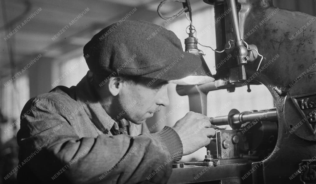 Ipar - Standard Villamossági Rt.