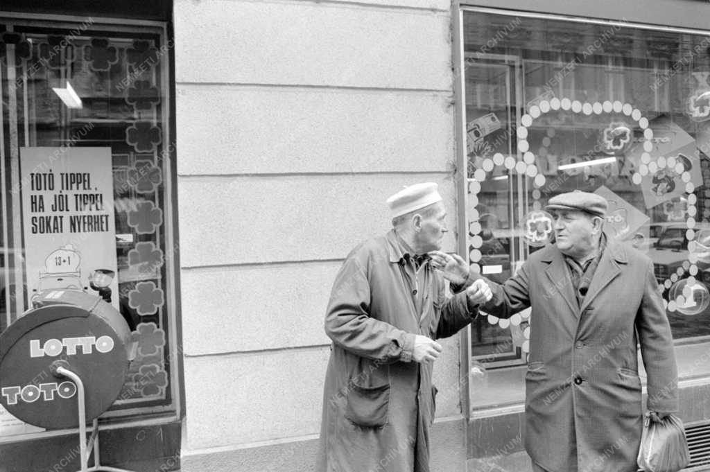 Életkép - Idős férfiak a lottózó előtt