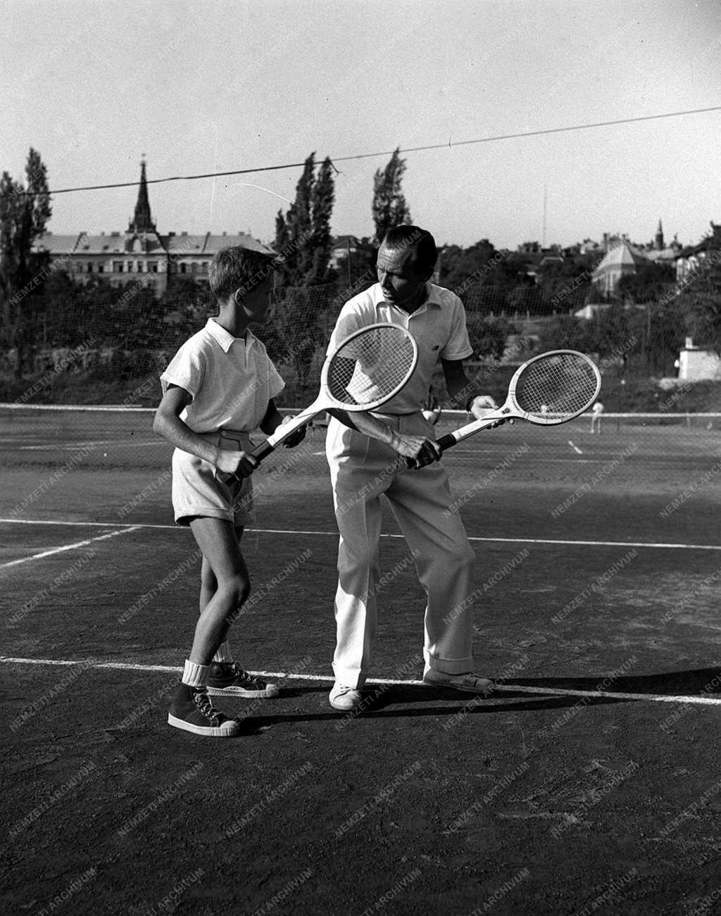Sport - Asbóth József teniszbajnok fiával a pályán