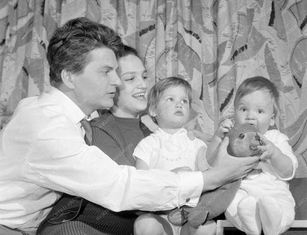 20-73: Szabó Gyula színész családja körében