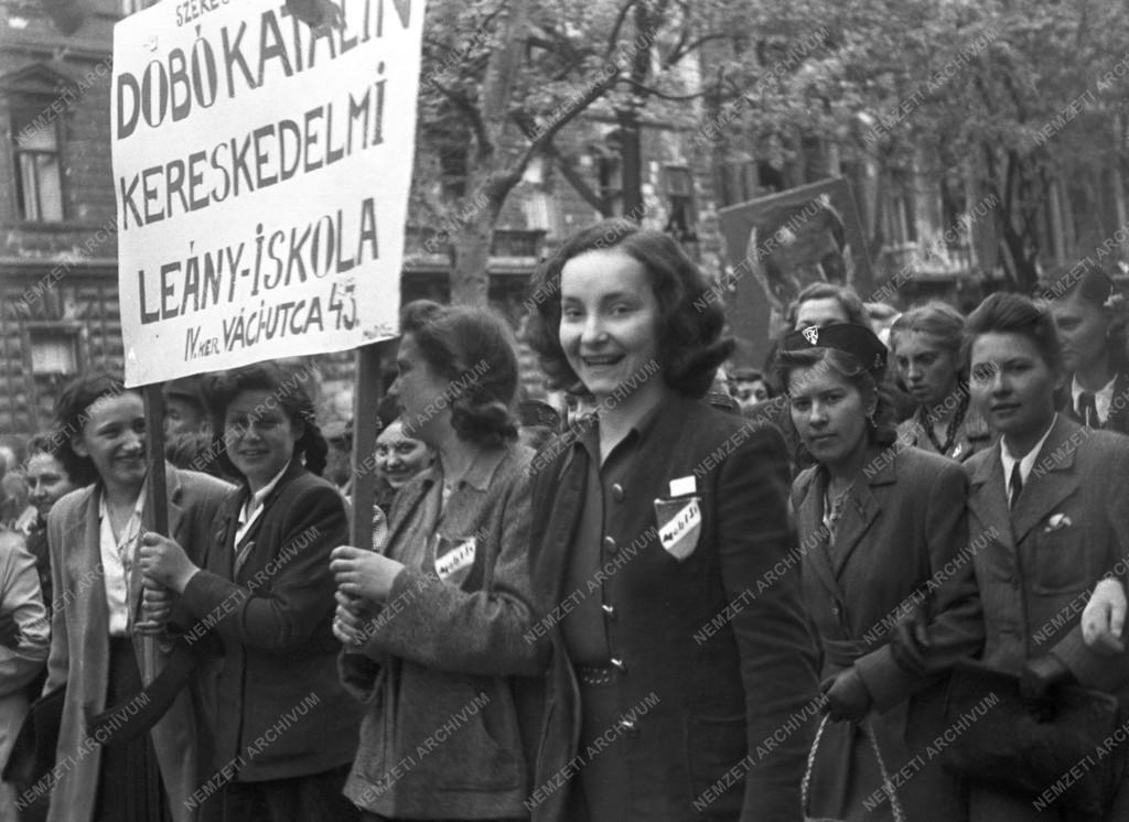 Ünnep - Az első szabad Május 1.