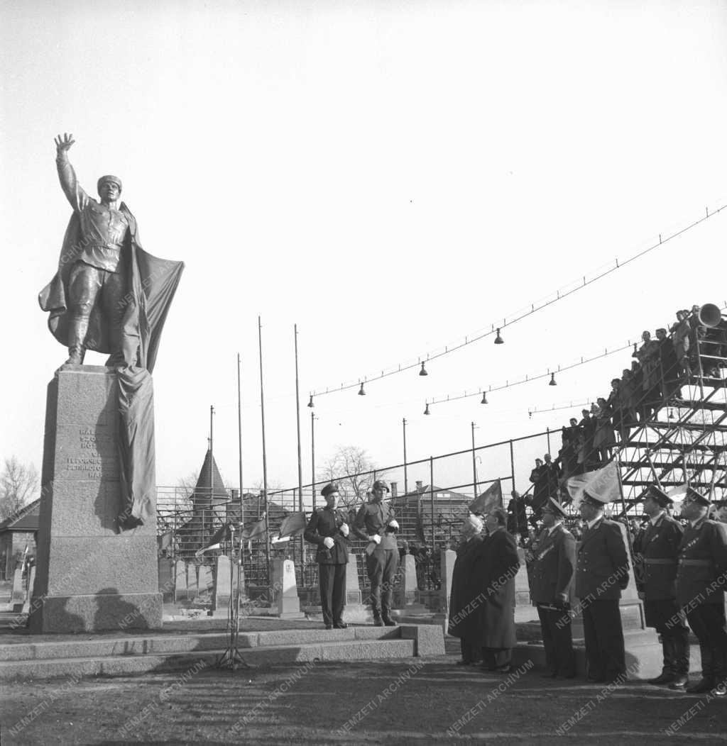 Képzőművészet - Szobrászat - Szovjet harcos