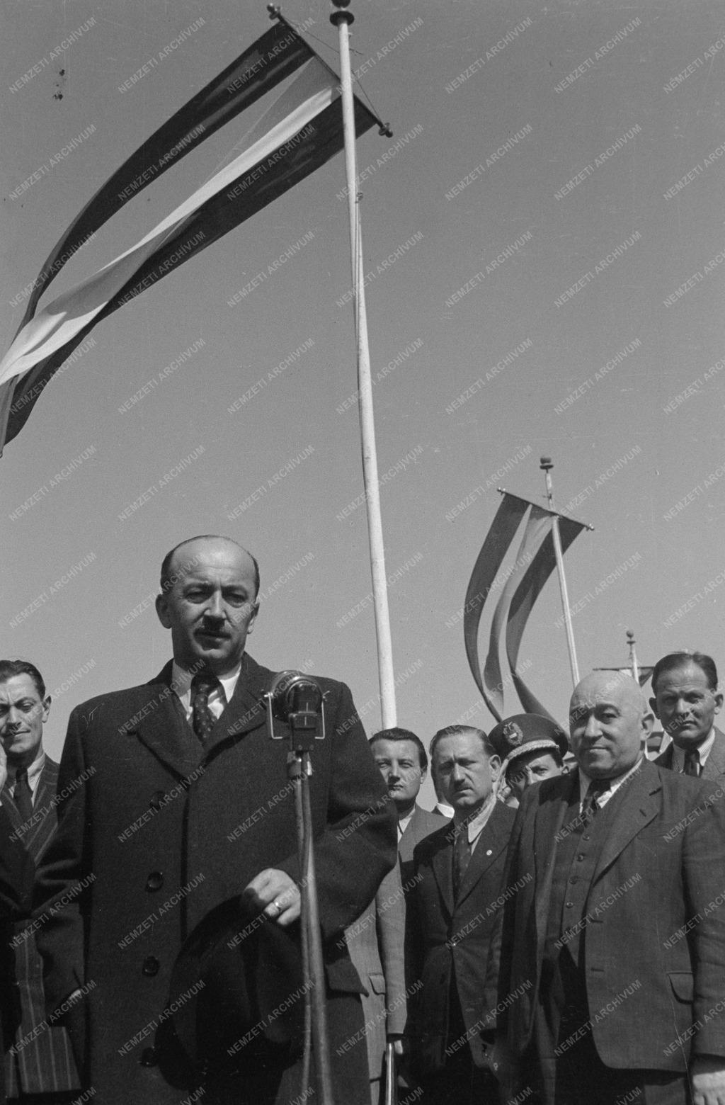 Nagy F. megérkezik Moszkvából