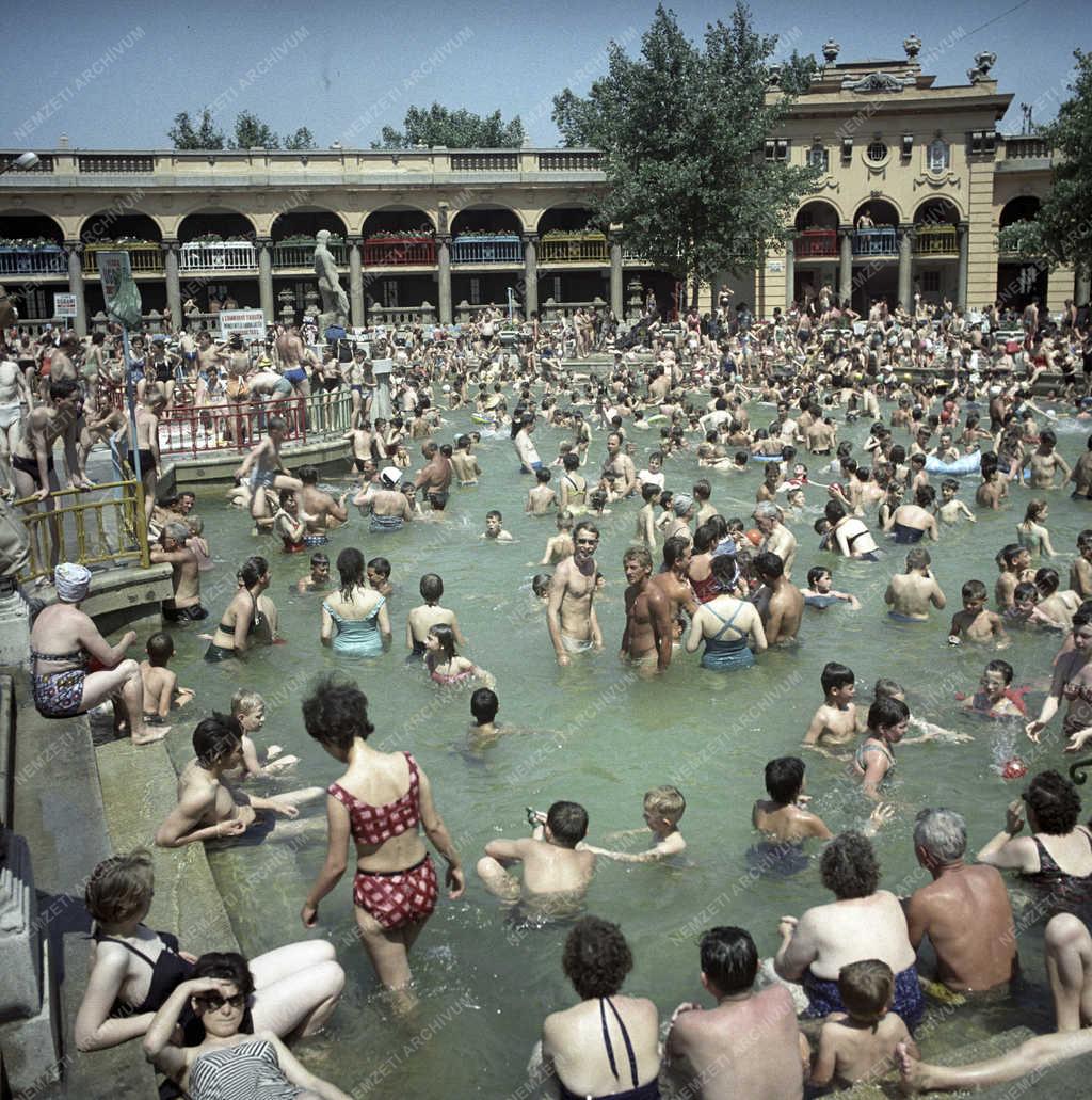 Szabadidő - Széchenyi gyógy- és strandfürdő