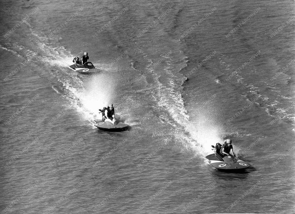 Ötszáz köbcentis CU osztályú motorcsónak EB Szegeden