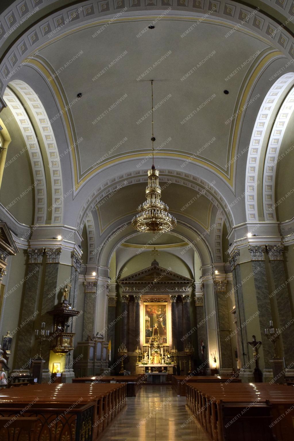Egyház - Budapest - Avilai Nagy Szent Teréz-plébániatemplom