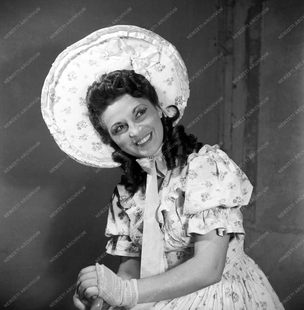 Színház - Három a kislány című darab a kecskeméti Katona József Színházban