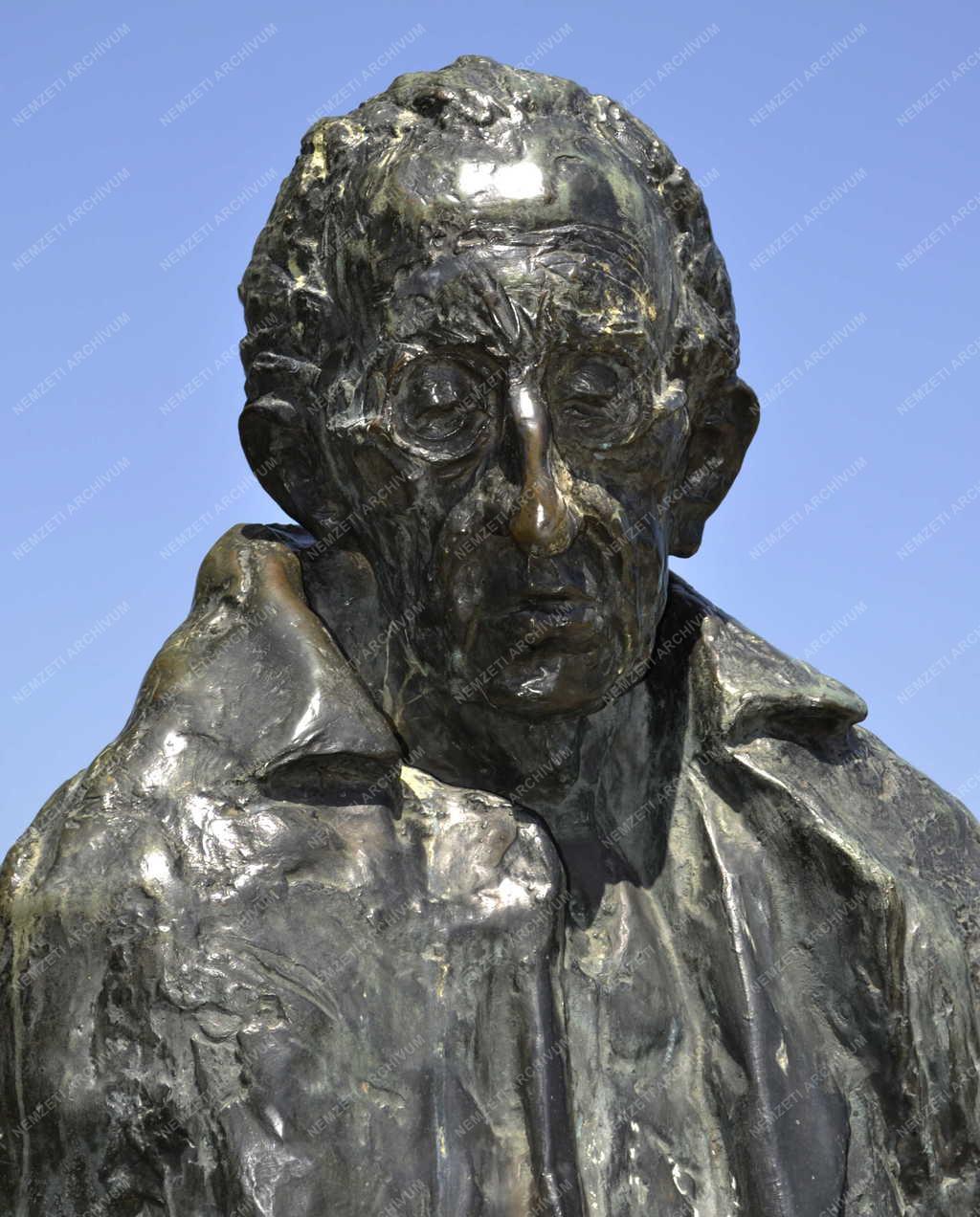 Műalkotás - Budapest - Lukács György szobra