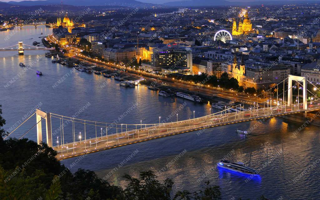 Városkép - Budapest - Az Erzsébet híd és környéke esti fényben