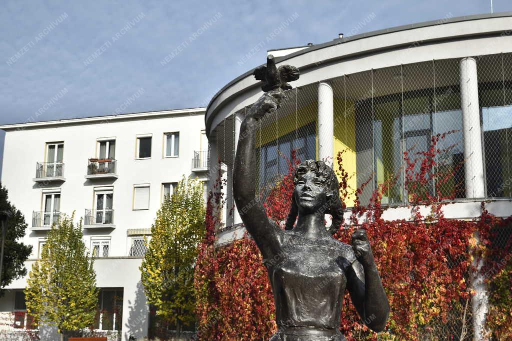 Városkép - Budapest - Leány galambbal-kútszobor Kőbányán