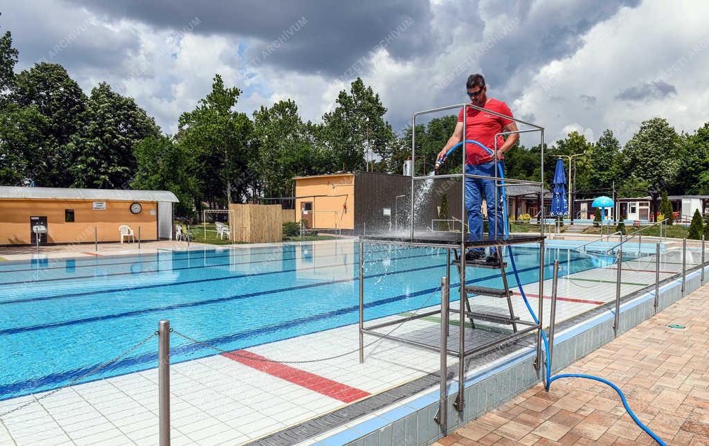 Szabadidő - Debrecen - Strand nyitás előtt