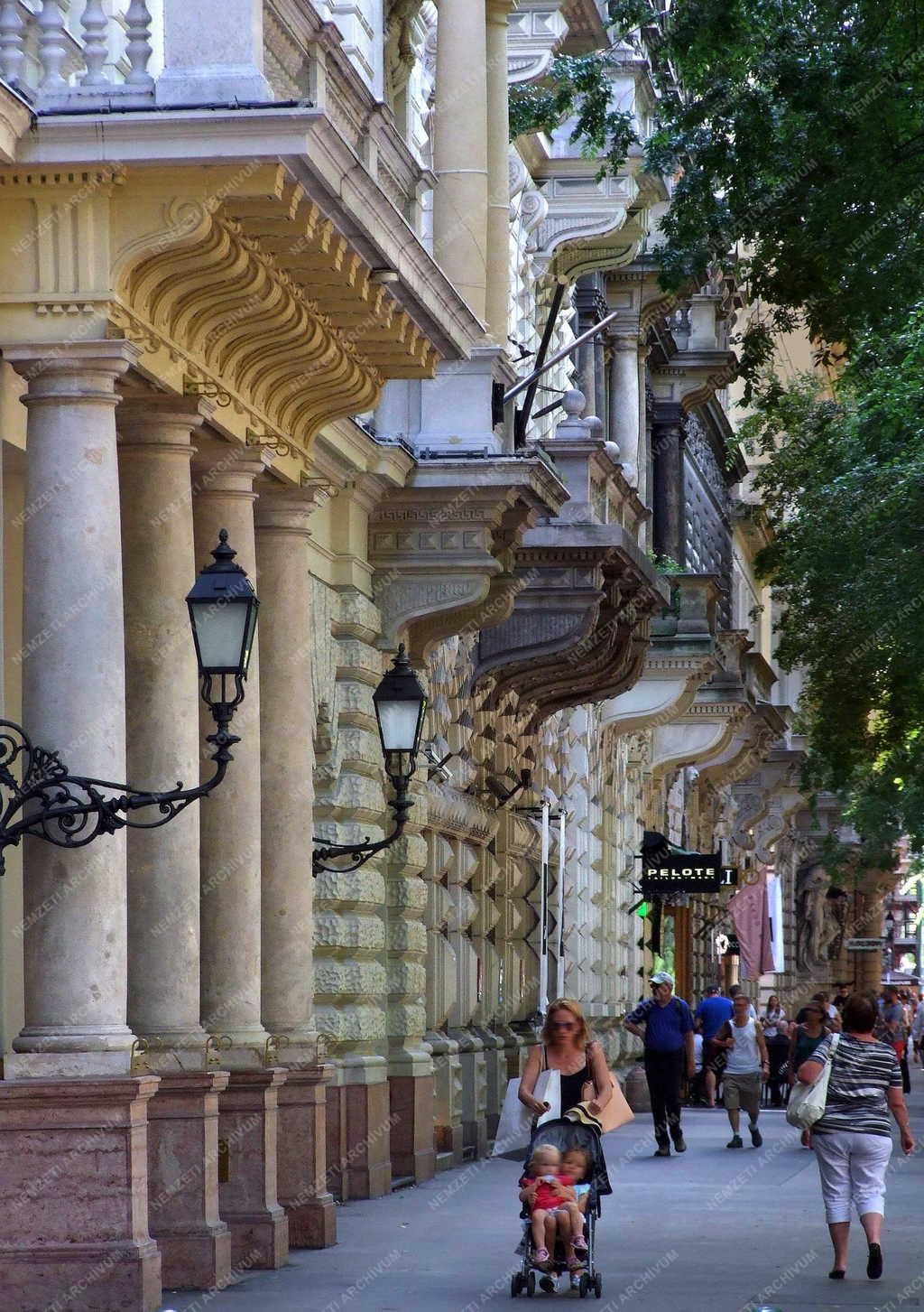 Életkép - Budapest - Gyalogosok az Andrássy úton 