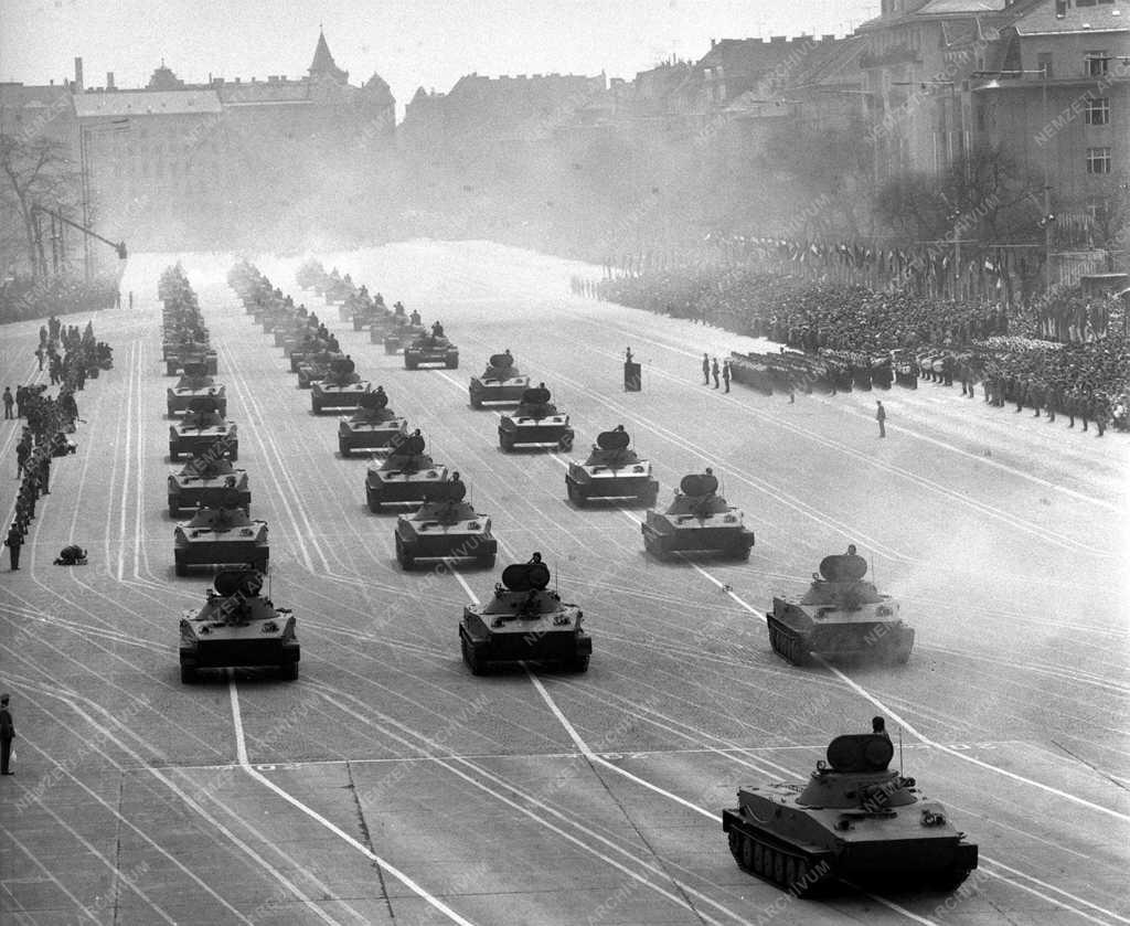 Katonai díszszemle Budapesten