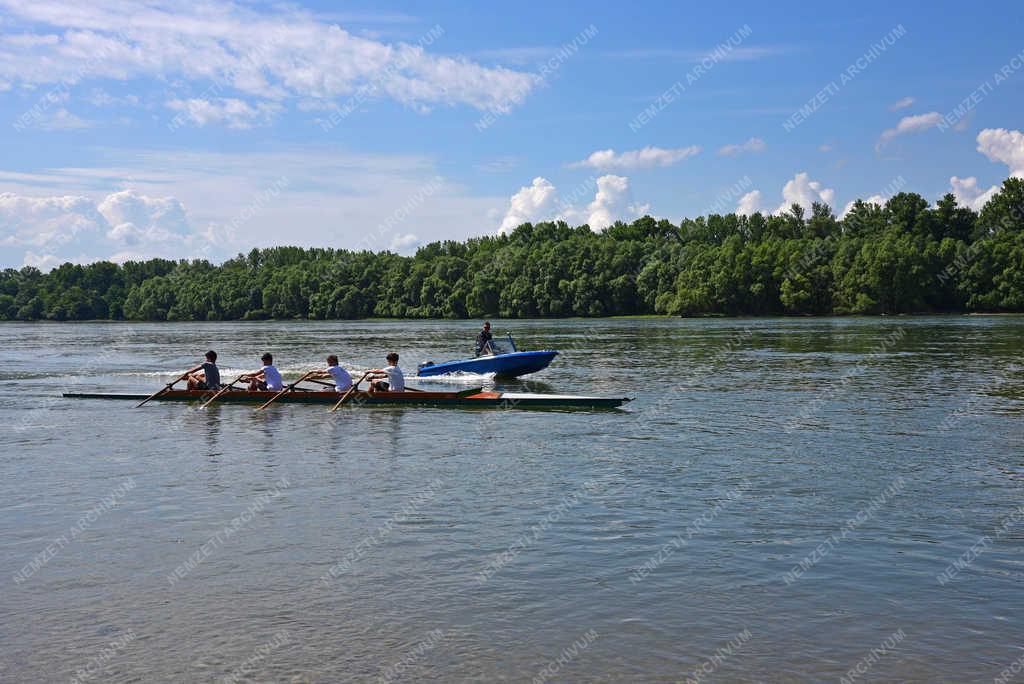 Szabadidő - Vác - Evezősök a Dunán