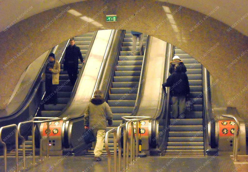Közlekedés - Utasok a 2-es metró mozgólépcsőjén