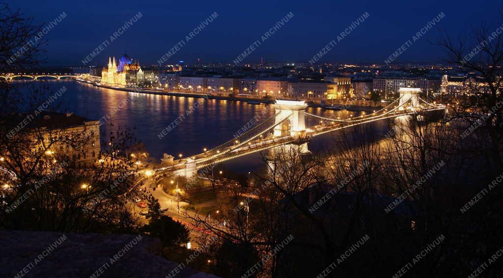 Budapest - Városkép - A Lánchíd környéke este