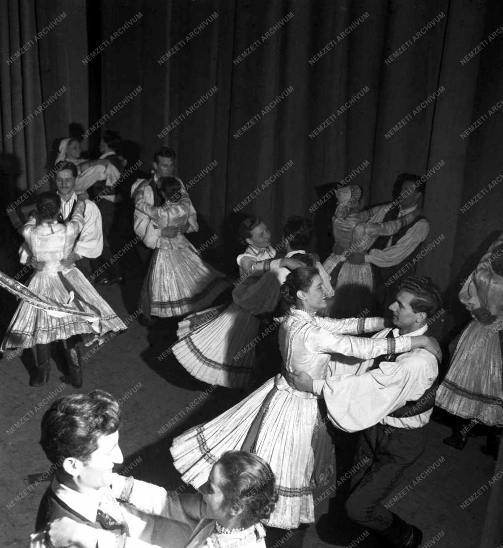 Az Állami Népi Együttes előadása