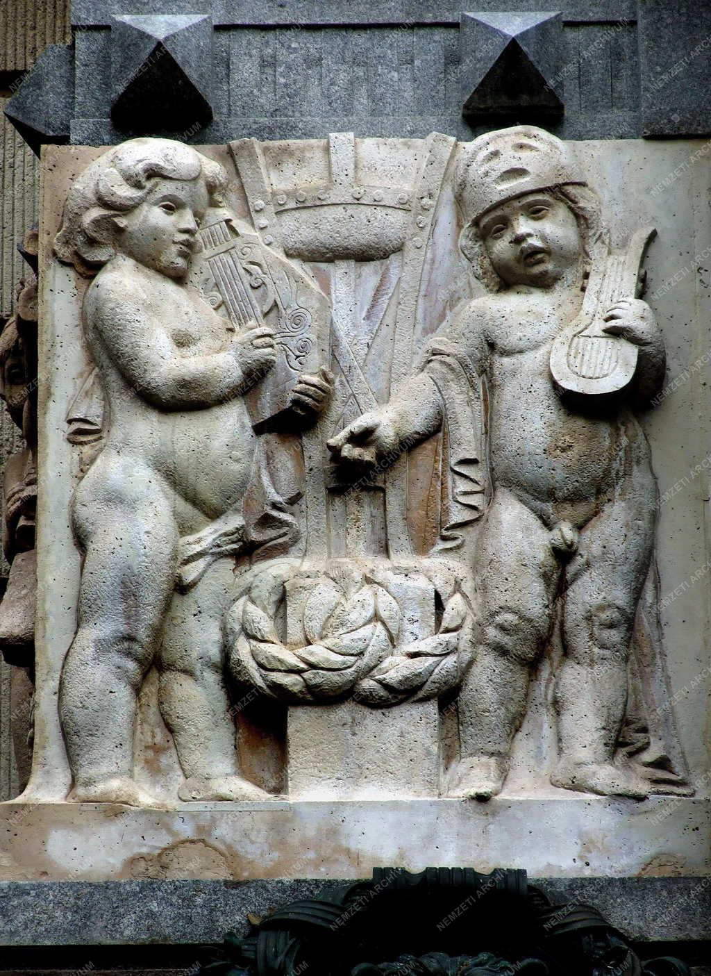 Dombormű a Zeneakadémia homlokzatán