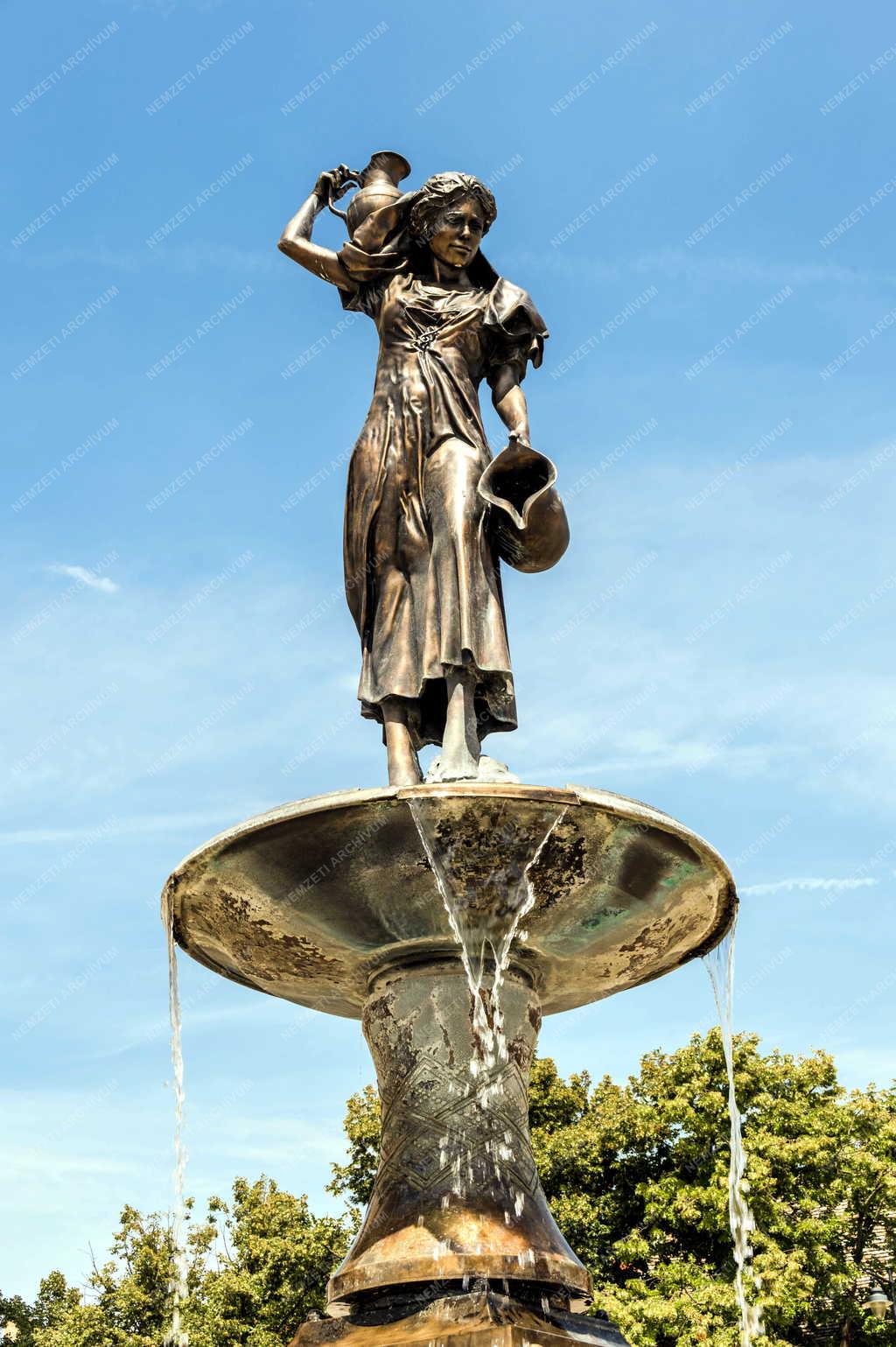 Városkép - Pápa - Fő tér - Vízöntő-díszkút