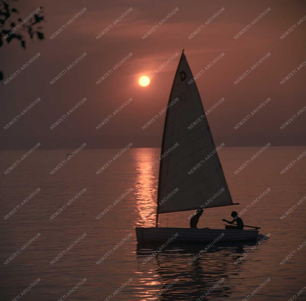 Természet - Sport - Vitorlás naplementében a Balatonon