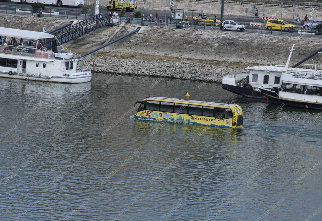 Idegenforgalom - Turizmus - Városnéző kétéltű busz