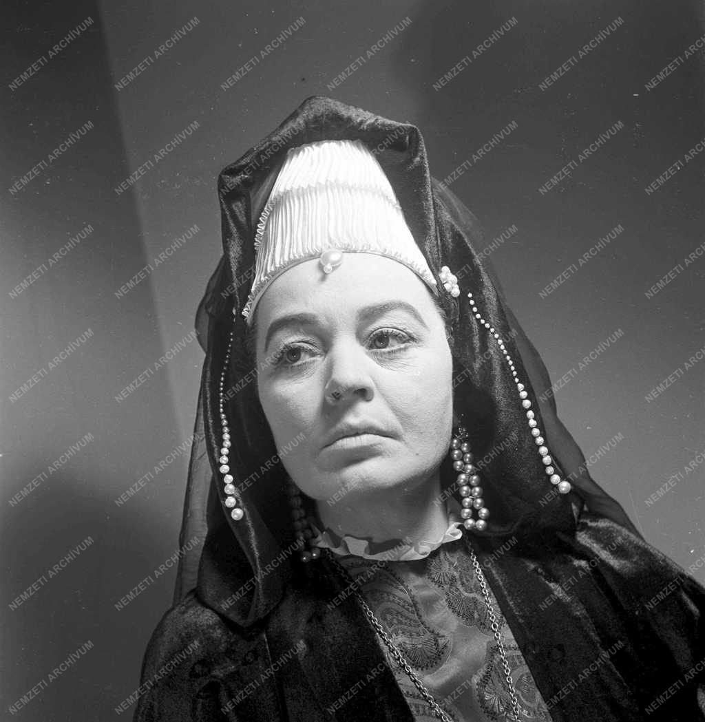 Színház -  A Magyar Néphadsereg Színháza