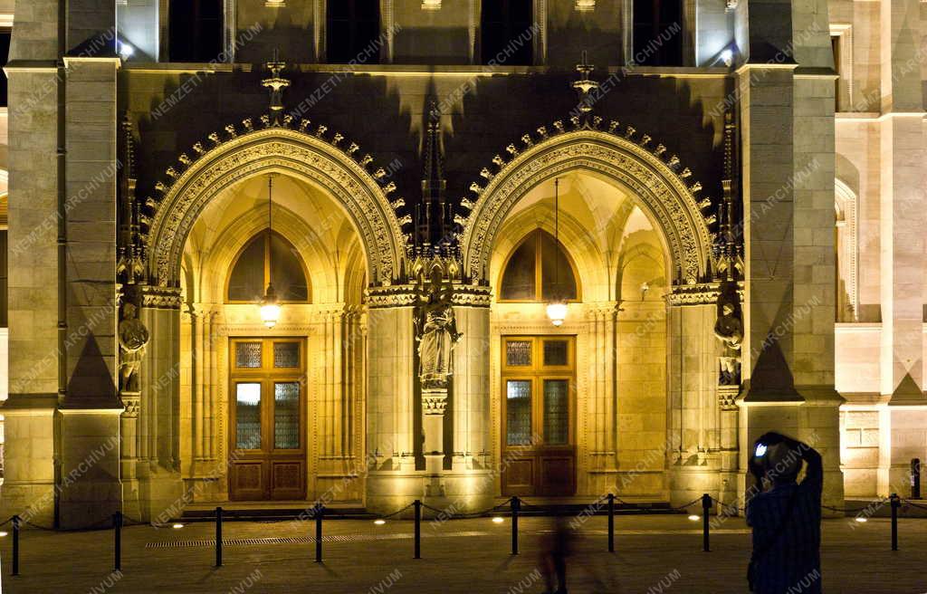 Budapest - Elkészült a Parlament díszkivilágítása