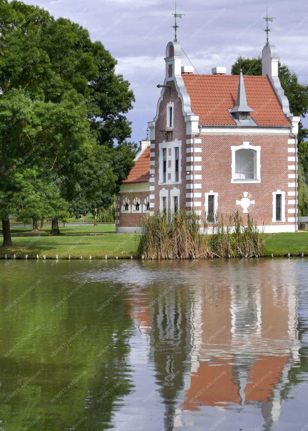 Műemlék - Dég - A Festetics-kastély megújult Hollandi-háza