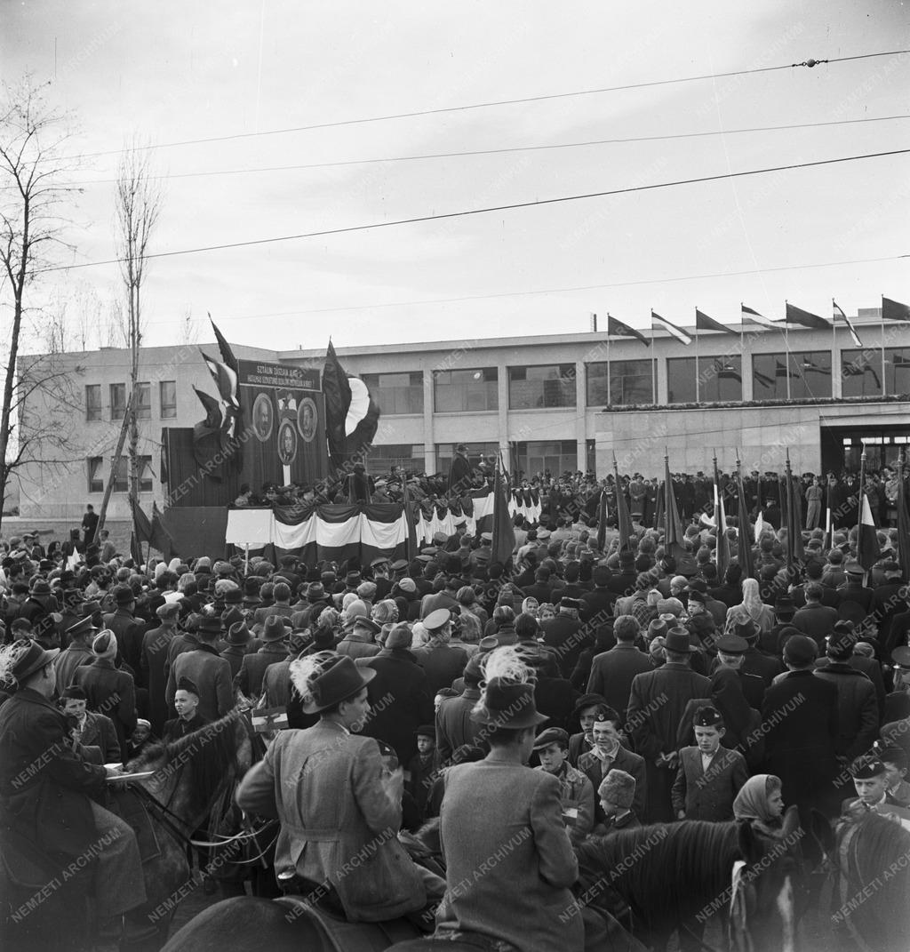 Közlekedés - A nyíregyházi állomásépület átadása 