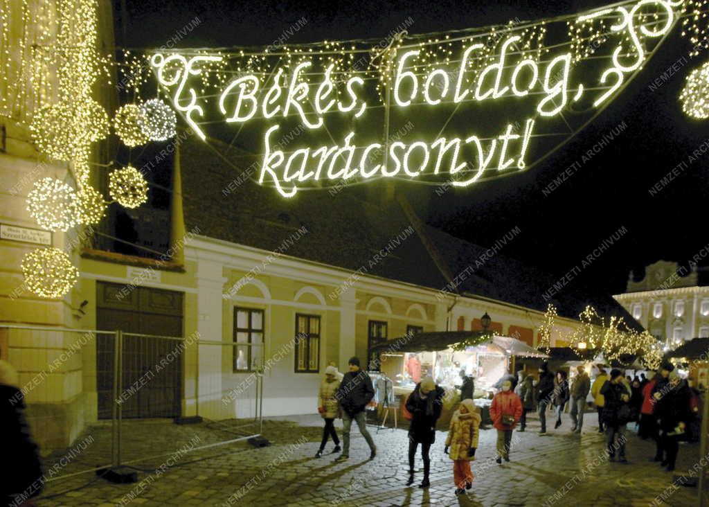 Szabadidő - Budapest - Advent Óbudán 2021 - Karácsonyi vásár a Fő térnél