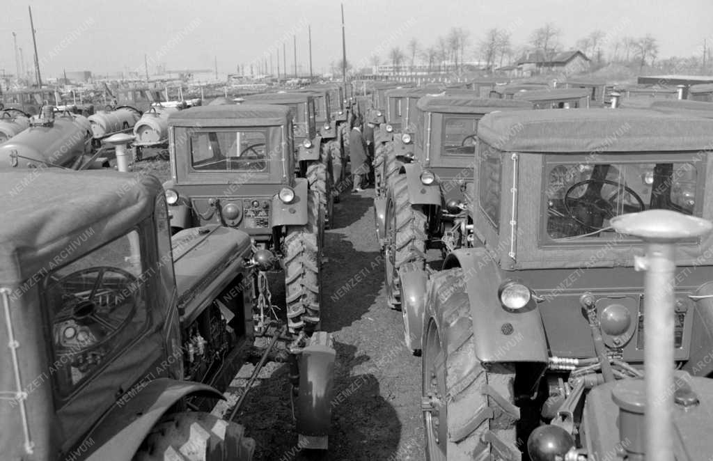 Mezőgazdaság - Több mint kétszáz traktor érkezett a Szovjetunióból a magyar mezőgazdaságnak