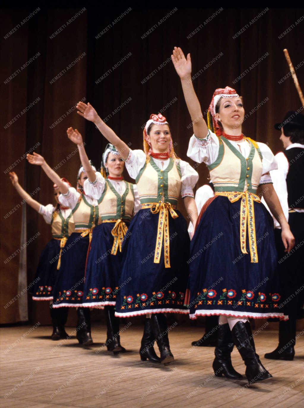 Kultúra - Néptánc - Duna Művészegyüttes