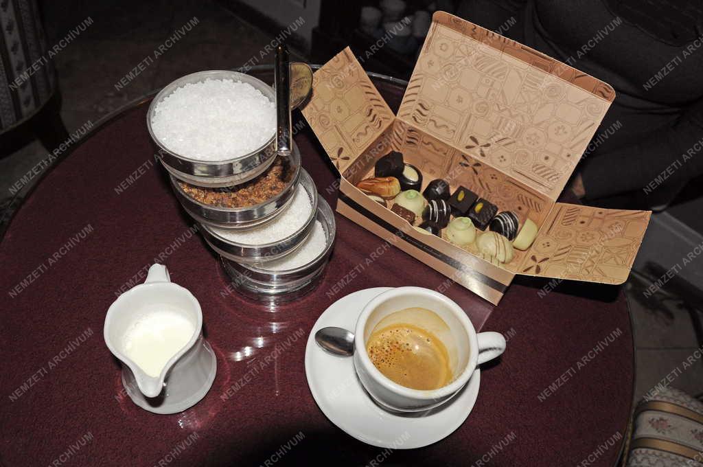 Gyula - A Százéves Cukrászda belső 