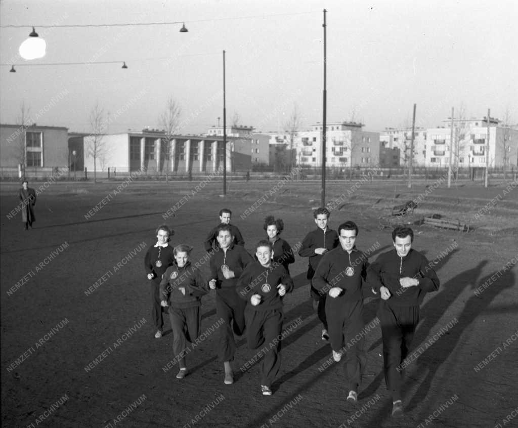 Sport - Edző atléták Sztálinvárosban