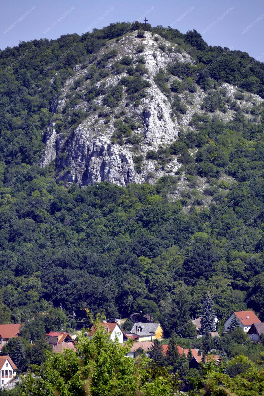 Tájkép - Csobánka - Az Oszoly-tető sziklatömbje