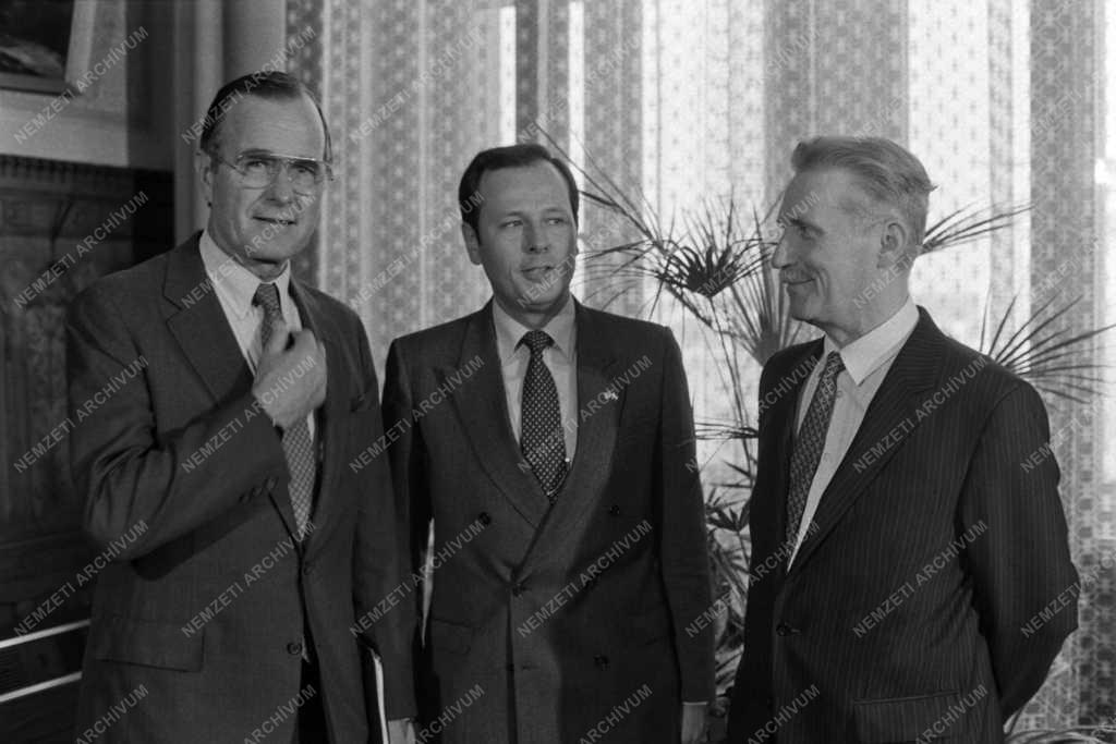 Külkapcsolat - George Bush amerikai alelnök Budapesten