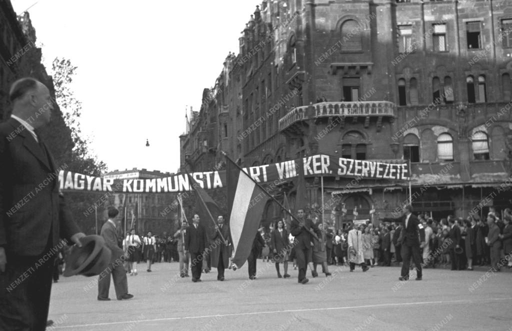 Történelem - Háború végét ünneplő tüntetés