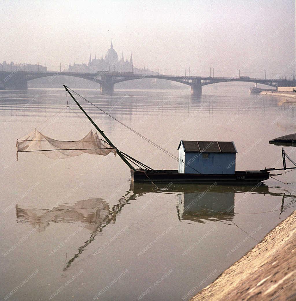 Városkép - Halászbárka a Dunán a Margit hídnál