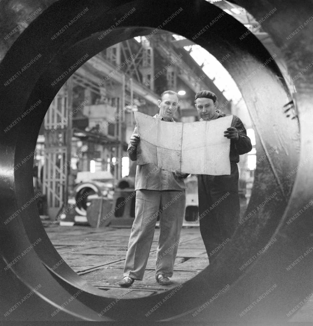 Ipar - Életkép - Guba Jenő 30 éve dolgozik a Láng Gépgyárban