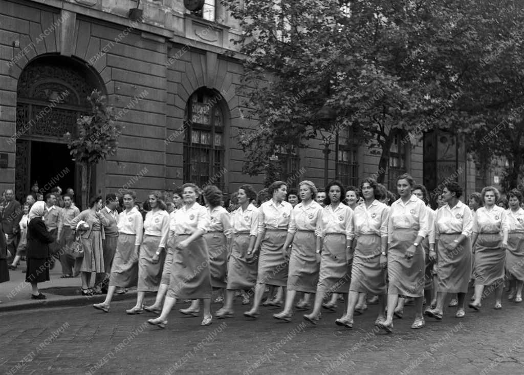 Külpolitika - VIT küldöttség felvonulása