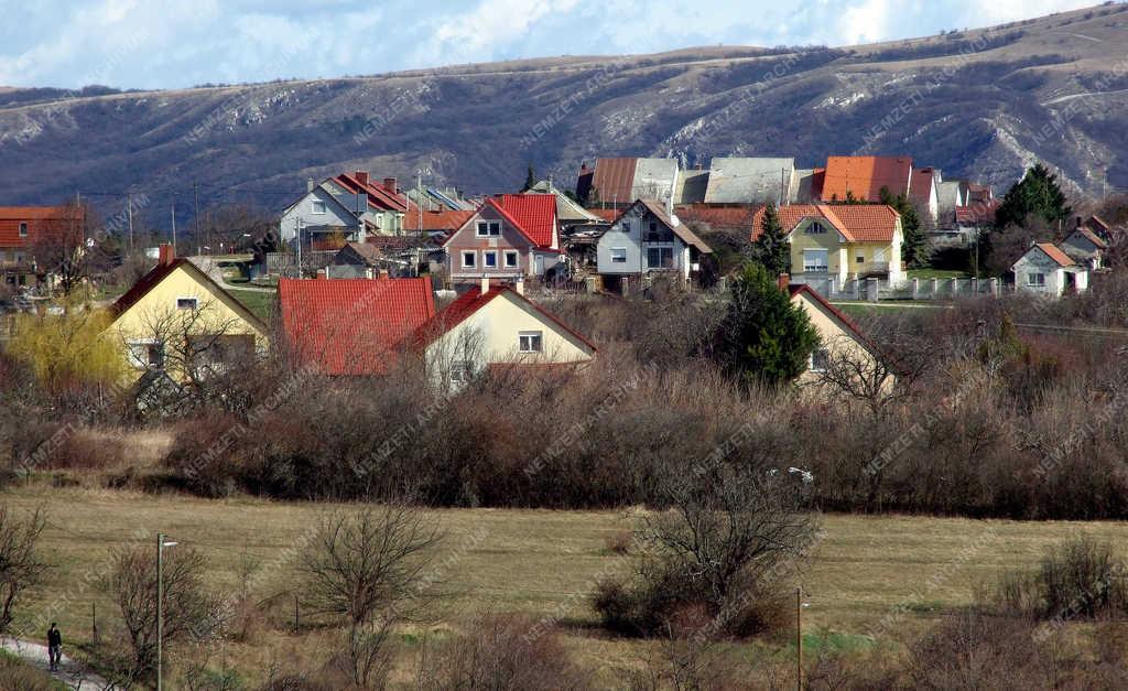 Városkép - Várpalota - Kertes lakóházak az Inotai út mentén