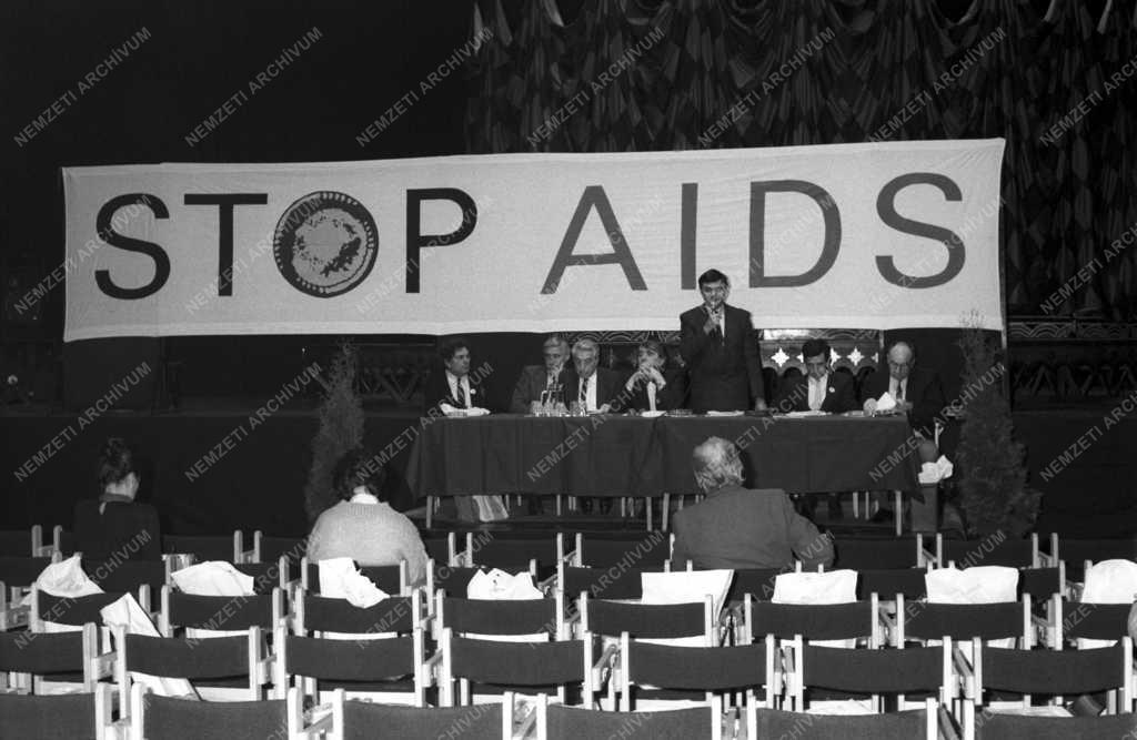 Világnap - Sajtótájékoztató az AIDS elleni világnapon
