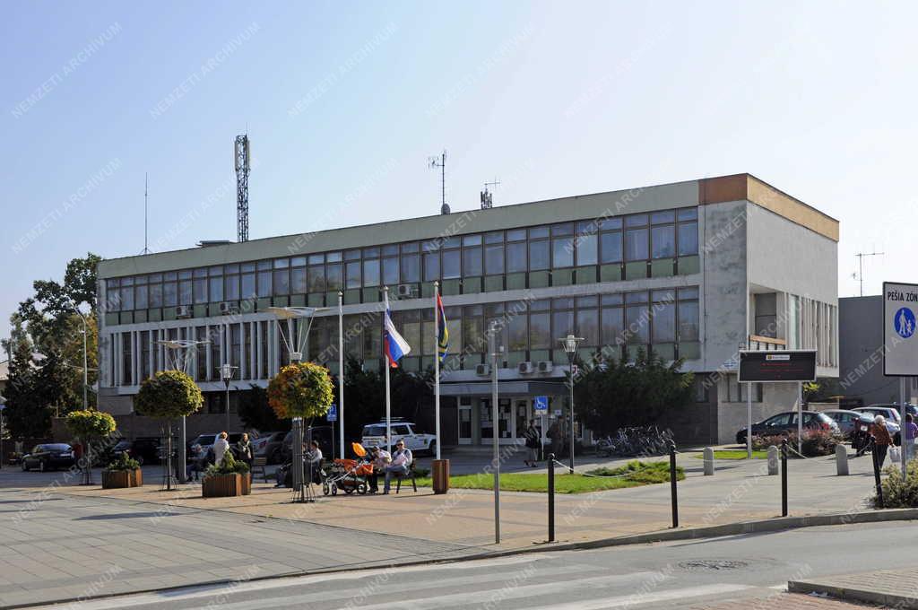 Táj, város - Stúrovo - Az önkormányzat épülete