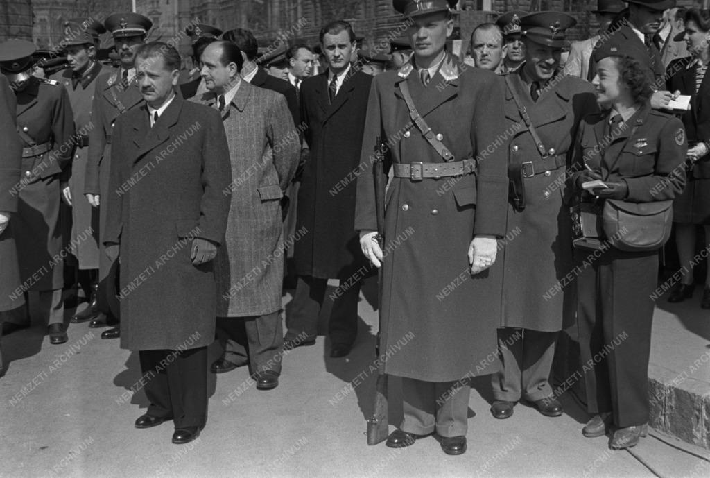 A FELSZAB. ÉVFORD Szabadság tér